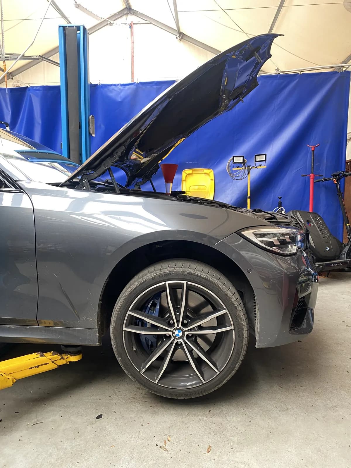BMW z otwartą maską w warsztacie M-Sport Serwis